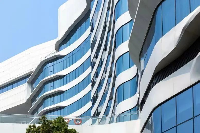 白色鋁板搭配藍(lán)色幕墻，恰似藍(lán)海白浪~