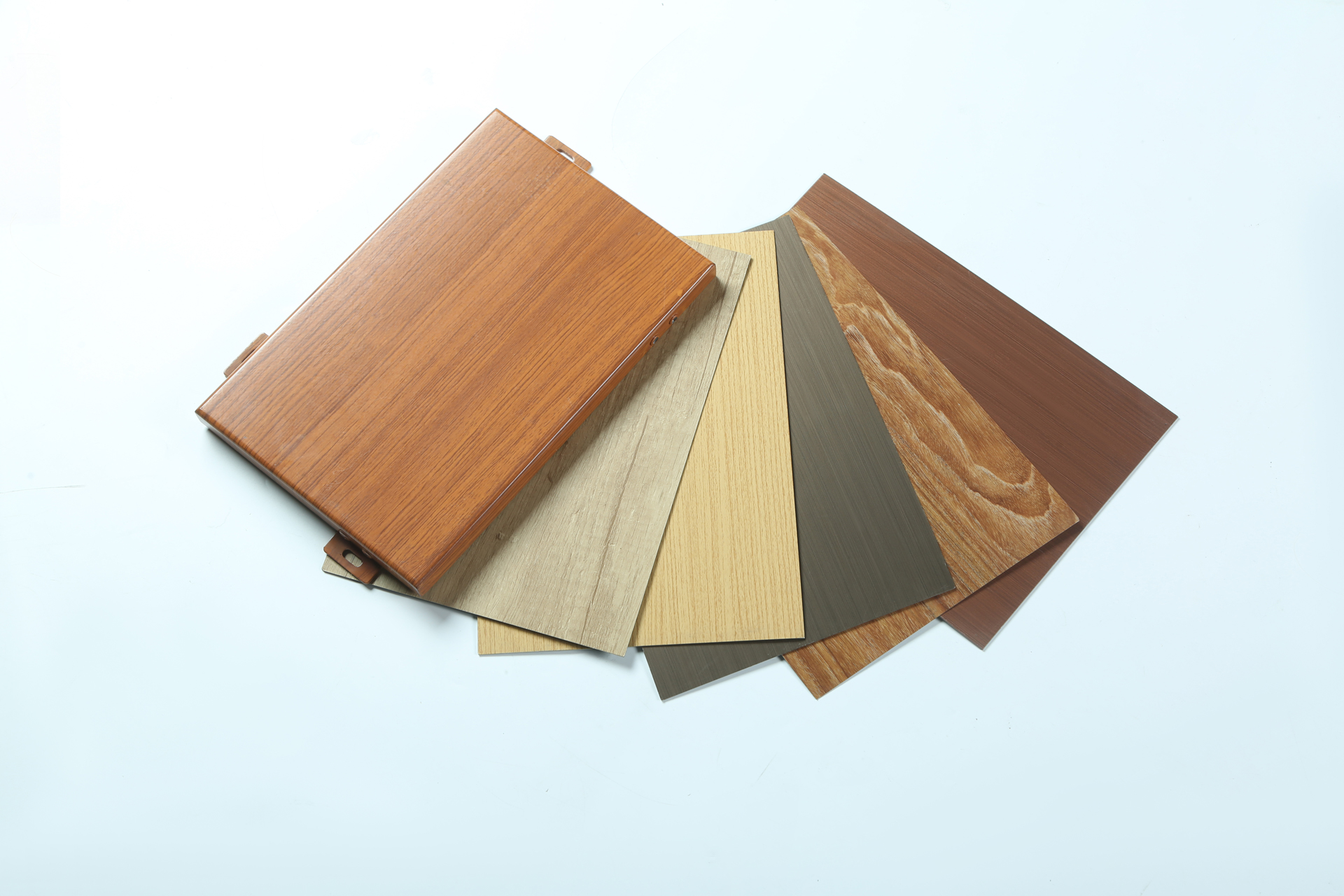 氟碳鋁單板和熱轉(zhuǎn)印木紋鋁單板有什么區(qū)別？看完這篇文章你就知道了