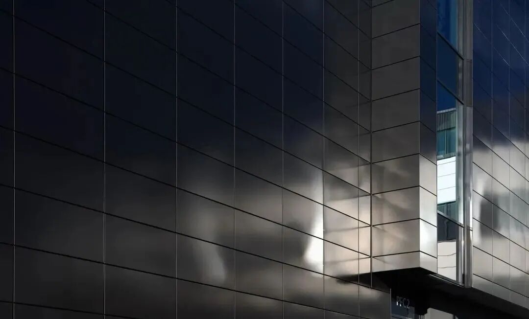 告別幕墻“哈哈鏡”！不銹鋼、鋁板、玻璃平整度提升全攻略（一）